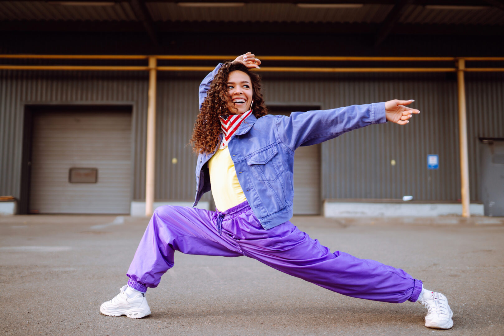 Jeune femme avec un bandana qui danse, illustration de l’univers de l’animation