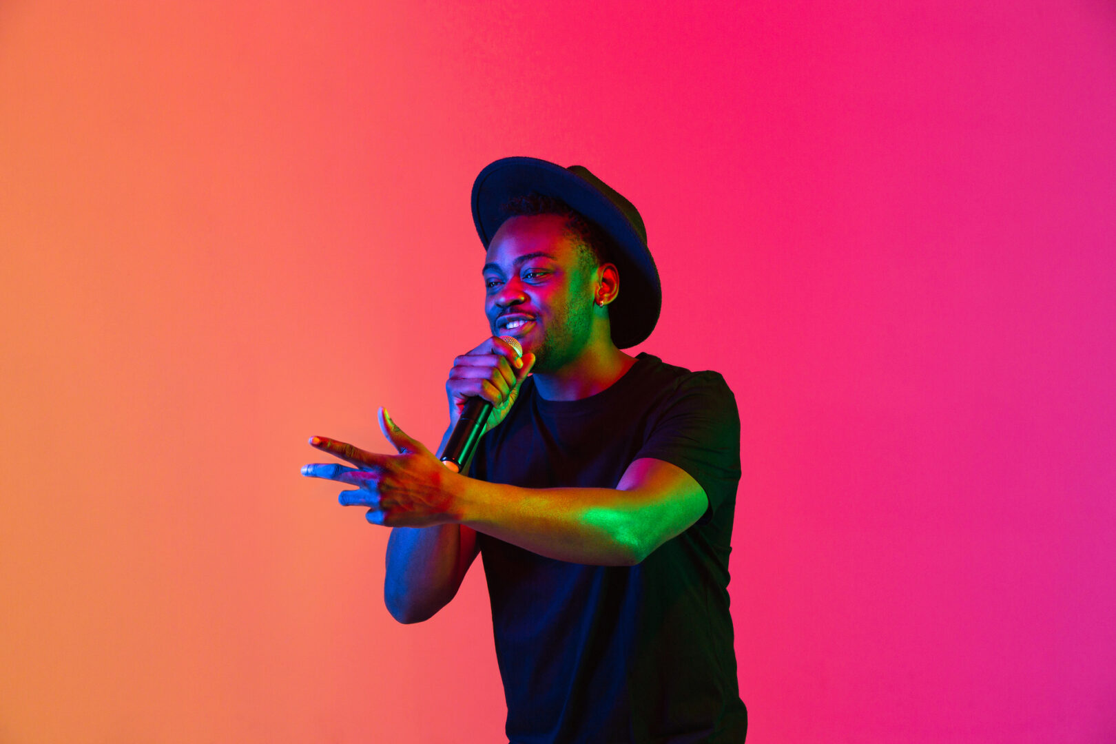 Jeune musicien qui chante et danse, illustration de l’univers de l’animation